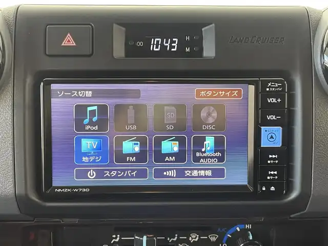 トヨタ ランドクルーザー AX 群馬県 2024(令6)年 0.9万km スーパーホワイトⅡ 純正７インチナビ/・フルセグTV/AM/FM/CD/DVD/BT/SD/－－－－－－－－－/純正ナビ　バックカメラ　クルーズコントロール　衝突軽減　ＪＡＯＳフリントバンパーガーニッシュ／フロントアンダーカバー／リアアンダーカバー　ドライブレコーダー　電動デフロック　ＥＴＣ　４ＷＤ　禁煙車