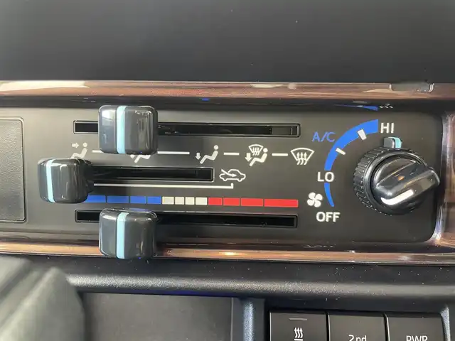 トヨタ ランドクルーザー AX 群馬県 2024(令6)年 0.9万km スーパーホワイトⅡ 純正７インチナビ/・フルセグTV/AM/FM/CD/DVD/BT/SD/－－－－－－－－－/純正ナビ　バックカメラ　クルーズコントロール　衝突軽減　ＪＡＯＳフリントバンパーガーニッシュ／フロントアンダーカバー／リアアンダーカバー　ドライブレコーダー　電動デフロック　ＥＴＣ　４ＷＤ　禁煙車