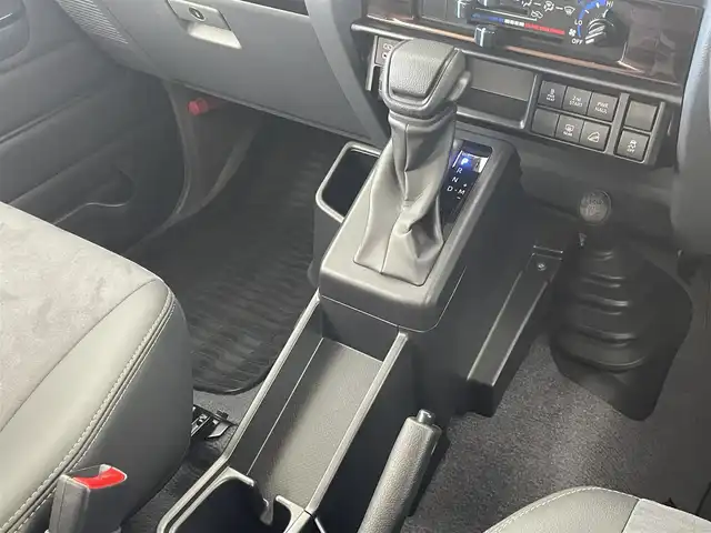 トヨタ ランドクルーザー AX 群馬県 2024(令6)年 0.9万km スーパーホワイトⅡ 純正７インチナビ/・フルセグTV/AM/FM/CD/DVD/BT/SD/－－－－－－－－－/純正ナビ　バックカメラ　クルーズコントロール　衝突軽減　ＪＡＯＳフリントバンパーガーニッシュ／フロントアンダーカバー／リアアンダーカバー　ドライブレコーダー　電動デフロック　ＥＴＣ　４ＷＤ　禁煙車