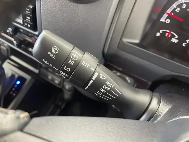 トヨタ ランドクルーザー AX 群馬県 2024(令6)年 0.9万km スーパーホワイトⅡ 純正７インチナビ/・フルセグTV/AM/FM/CD/DVD/BT/SD/－－－－－－－－－/純正ナビ　バックカメラ　クルーズコントロール　衝突軽減　ＪＡＯＳフリントバンパーガーニッシュ／フロントアンダーカバー／リアアンダーカバー　ドライブレコーダー　電動デフロック　ＥＴＣ　４ＷＤ　禁煙車