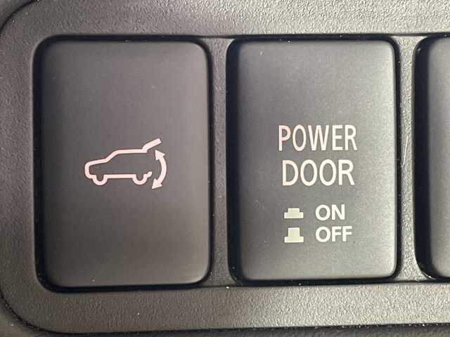 三菱 デリカＤ：５ P 神奈川県 2021(令3)年 5万km エメラルドブラックパール/アイガーグレーメタリック 4WD/純正メモリナビ/Bluetooth・CD・DVD・BD/マルチアラウンドモニター/両側パワースライドドア/e-アシスト/レーダークルーズコントロールシステム/ブラインドスポットモニター/ターボ/ETC/全方位ドライブレコーダー/純正フロアマット/ステアリングスイッチ/パワーバックドア/電動パーキングブレーキ/ブレーキオートホールド/プッシュスタート/スマートキー/スペアキー/取扱説明書/保証書/純正LEDヘッドライト/オートマチックハイビーム/純正18インチアルミホイール/衝突被害軽減ブレーキシステム/車線逸脱警報システム/誤発進抑制機能/後側方車両検知警報システム/後退時車両検知警報システム