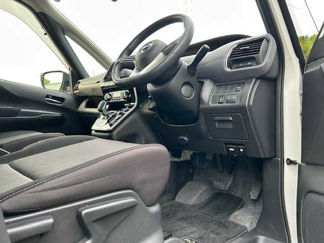 日産 セレナ e－パワー ハイウェイスター V 大阪府 2022(令4)年 1.5万km ブリリアントホワイトパール ブラインドスポットモニター/11インチフリップダウンモニター/10インチ純正ナビ(BT/フルセグ)/アラウンドビューモニター/プロパイロット/衝突被害軽減システム/横滑り防止装置/両側パワースライドドア/ドライブレコーダー/ETC/LEDヘッドライト/オートライト/社外フロアマット/純正アルミホイール/プッシュスタート