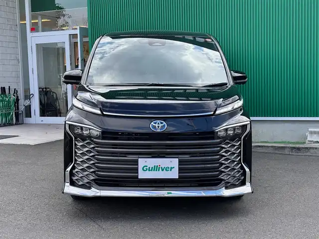 トヨタ ヴォクシー ハイブリッド S－Z 宮城県 2025(令7)年 0.1万km未満 アティチュードブラックマイカ ディスプレイオーディオプラス/・コネクティッドナビ対応10.5インチディスプレイ/・車載メモリーナビ/・CD/DVD/・地デジTV/・USB/HDMI/・AppleCarPlay/AndroidAuto/・ETC2.0/快適利便パッケージHigh/・ハンズフリーパワースライドドア/・パワーバックドア/・ナノイーX/・ステアリングヒーター/・シートヒーター（2列目左右）/・オットマン（2列目左右/・角度調整付きアームレスト（2列目左右）/トヨタチームメイト/・アドバンストパーク（リモート機能付）/・パーキングサポートブレーキ（周囲静止物/後方歩行者）/寒冷地仕様/＝＝＝/セーフティセンス/・プリクラッシュセーフティ/・レーントレーシングアシスト/・レーンディパーチャーアラート/・レーダークルーズコントロール/・オートマチックハイビーム/・ロードサインアシスト/・ドライバー異常時対応システム/・プロアクティブドライビングアシスト/・発進遅れ告知機能/アクセサリーコンセント（AC100V/1500W）/ハーフレザーシート/快適温熱シート（前席）/LEDヘッドランプ