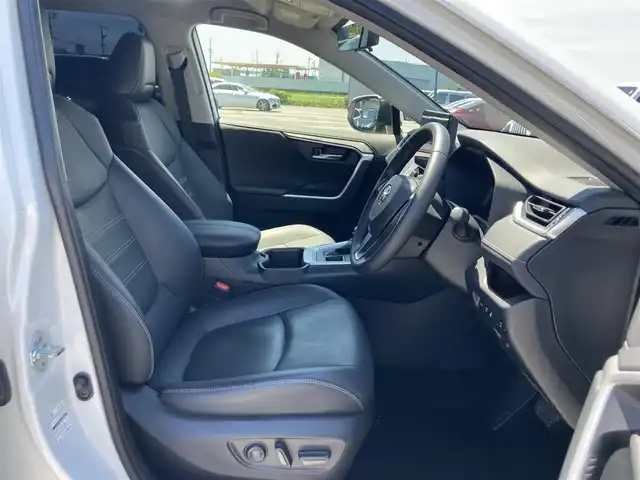 トヨタ ＲＡＶ４ G 鳥取県 2023(令5)年 0.8万km プラチナホワイトパールマイカ ４・W・D/純正10.5インチディスプレイオーディオ/（ナビ/フルセグ/BT/USB）/アラウンドビューモニター/トヨタセーフティセンス/モデリスタエアロ/フロント/サイド/リア/合皮レザーシート/パワーバックドア/ビルトインETC/スマートルームミラー/運転席パワーシート/前席シートヒーター/エアシート/LEDヘットライト/純正18インチアルミホイール/プッシュエンジンスタート/スマートキー