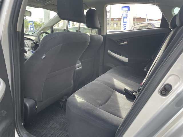 トヨタ プリウス S 沖縄県 2012(平24)年 5.7万km シルバーM (株)IDOMが運営する【じしゃロンOO店】の自社ローン専用車両になりますこちらは現金またはオートローンご利用時の価格です。自社ローンご希望の方は別途その旨お申付け下さい/純正ナビ　/フルセグＴＶ　/Ｂｌｕｅｔｏｏｔｈ接続　/バックカメラ　/ＥＴＣ　/プッシュスタート　/スマートキー　/スペアキー　/パワーステアリング　/パワーウィンドウ　/純正フロアマット　/取り扱い説明書