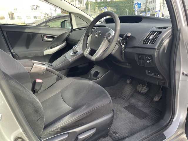 トヨタ プリウス S 沖縄県 2012(平24)年 5.7万km シルバーM (株)IDOMが運営する【じしゃロンOO店】の自社ローン専用車両になりますこちらは現金またはオートローンご利用時の価格です。自社ローンご希望の方は別途その旨お申付け下さい/純正ナビ　/フルセグＴＶ　/Ｂｌｕｅｔｏｏｔｈ接続　/バックカメラ　/ＥＴＣ　/プッシュスタート　/スマートキー　/スペアキー　/パワーステアリング　/パワーウィンドウ　/純正フロアマット　/取り扱い説明書