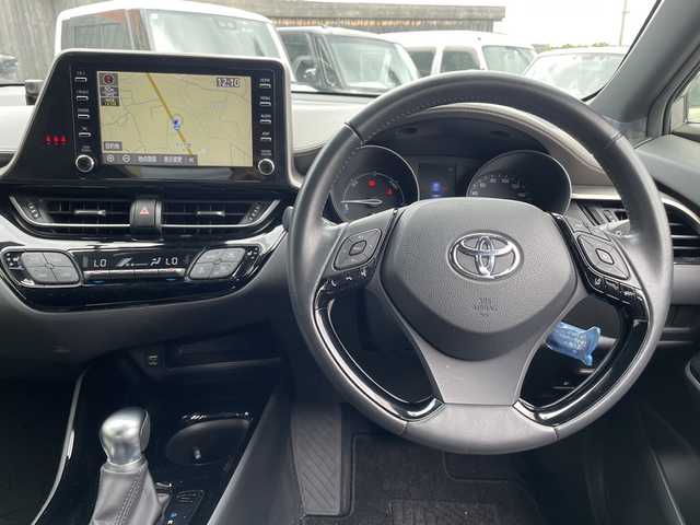トヨタ Ｃ－ＨＲ G 大分県 2019(令1)年 2.1万km ガンＭ 純正ナビゲーション/ブルートゥース/フルセグTV/バックカメラ/ハーフレザーシート/シートヒーター/純正18インチアルミホイール /LEDヘッドライト/ビルトインETC/純正フロアマット/ドアバイザー/オートマチックハイビーム/レーンキープアシスト/衝突軽減ブレーキ/スマートキー/プッシュスタート