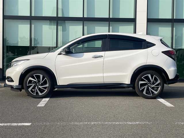 ホンダ ヴェゼル RS ホンダセンシング 和歌山県 2018(平30)年 5.2万km プラチナホワイトパール 純正7インチナビ（VXM-184VFi）/フルセグTV/Bluetooth/CD/DVD/バックカメラ/ETC/ドライブレコーダー/ホンダセンシング/衝突軽減カメラ/車線逸脱防止機能/アダプティブクルーズコントロール/革巻きステアリング/パドルシフト/ステアリングスイッチ/ハーフレザーシート/前席シートヒーター/電動パーキングブレーキ/オートブレーキホールド/LEDヘッドライト/フォグランプ/オートライト/純正18インチAW/ドアバイザー/プッシュスタート/スマートキー
