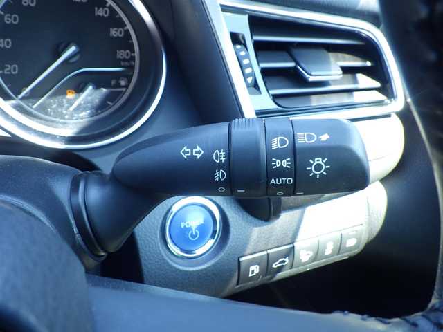 トヨタ カムリ G 千葉県 2018(平30)年 6万km プラチナホワイトパールマイカ Toyota Safety Sense/・プリクラッシュセーフティ/・レーンディパーチャーアラート/・オートハイビーム/・レーダークルーズコントロール/運転席パワーシート/純正SDナビ/地デジTV/【Bluetooth接続】/革巻きステアリング/ウインカーミラー/純正17インチアルミホイル/サイド/カーテンエアバッグ/スマートキー