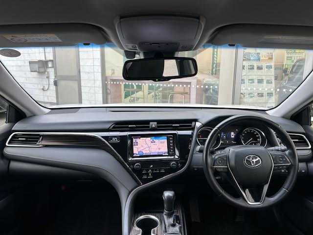 トヨタ カムリ G 埼玉県 2018(平30)年 6万km プラチナホワイトパールマイカ Toyota Safety Sense/・プリクラッシュセーフティ/・レーンディパーチャーアラート/・オートハイビーム/・レーダークルーズコントロール/運転席パワーシート/純正SDナビ/地デジTV/【Bluetooth接続】/革巻きステアリング/ウインカーミラー/純正17インチアルミホイル/サイド/カーテンエアバッグ/スマートキー