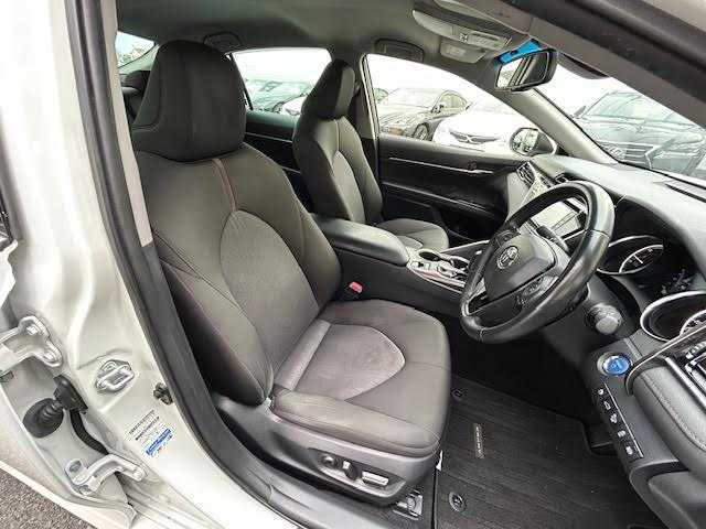 トヨタ カムリ G 埼玉県 2018(平30)年 6万km プラチナホワイトパールマイカ Toyota Safety Sense/・プリクラッシュセーフティ/・レーンディパーチャーアラート/・オートハイビーム/・レーダークルーズコントロール/運転席パワーシート/純正SDナビ/地デジTV/【Bluetooth接続】/革巻きステアリング/ウインカーミラー/純正17インチアルミホイル/サイド/カーテンエアバッグ/スマートキー