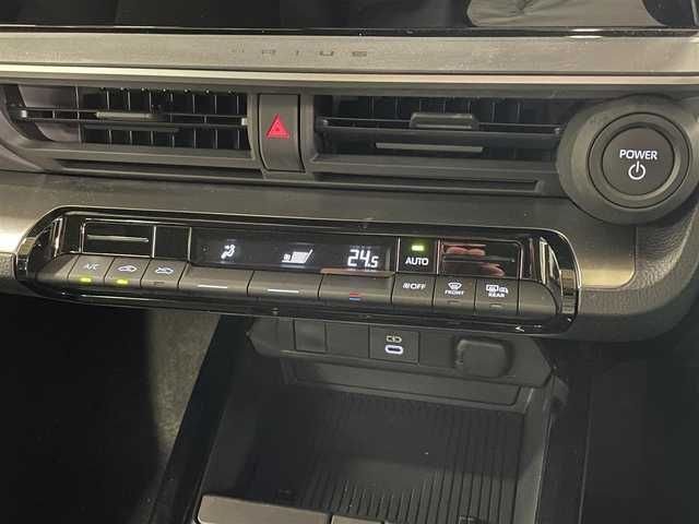トヨタ プリウス X 滋賀県 2024(令6)年 0.7万km シルバーメタリック 社外ディスプレイオーディオ/トヨタセーフティセンス/プロアクティブドライビングアシスト/プリクラッシュセーフティー/レーンディパーチャーアラート/リヤクロストラフィックアラート/ロードサインアシスト/アダプティブクルーズコントロール/ブラインドスポットモニター/クリアランスソナー/安心降車アシスト/LEDヘッドライト/Bカメラ/Hライトレベライザー/革巻ステア/保証書/スペアキー