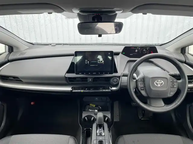 トヨタ プリウス X 滋賀県 2024(令6)年 0.7万km シルバーメタリック 社外ディスプレイオーディオ/・Bluetooth/USB/バックカメラ/革巻きステアリング/ステアリングリモコン/レーダークルコン/AC100V/トヨタセーフティセンス/・プロアクティブドライビングアシスト/・プリクラッシュセーフティー/・レーンディパーチャーアラート/・リヤクロストラフィックアラート/・ロードサインアシスト/・ブラインドスポットモニター/・クリアランスソナー/・安心降車アシスト/LEDヘッドライト/スペアキー