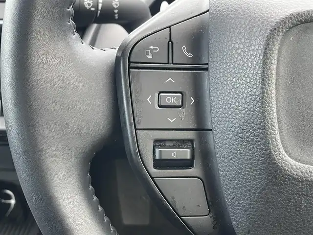 トヨタ プリウス X 滋賀県 2024(令6)年 0.7万km シルバーメタリック 社外ディスプレイオーディオ/・Bluetooth/USB/バックカメラ/革巻きステアリング/ステアリングリモコン/レーダークルコン/AC100V/トヨタセーフティセンス/・プロアクティブドライビングアシスト/・プリクラッシュセーフティー/・レーンディパーチャーアラート/・リヤクロストラフィックアラート/・ロードサインアシスト/・ブラインドスポットモニター/・クリアランスソナー/・安心降車アシスト/LEDヘッドライト/スペアキー