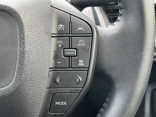 トヨタ プリウス X 滋賀県 2024(令6)年 0.7万km シルバーメタリック 社外ディスプレイオーディオ/・Bluetooth/USB/バックカメラ/革巻きステアリング/ステアリングリモコン/レーダークルコン/AC100V/トヨタセーフティセンス/・プロアクティブドライビングアシスト/・プリクラッシュセーフティー/・レーンディパーチャーアラート/・リヤクロストラフィックアラート/・ロードサインアシスト/・ブラインドスポットモニター/・クリアランスソナー/・安心降車アシスト/LEDヘッドライト/スペアキー