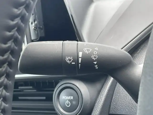 トヨタ プリウス X 滋賀県 2024(令6)年 0.7万km シルバーメタリック 社外ディスプレイオーディオ/・Bluetooth/USB/バックカメラ/革巻きステアリング/ステアリングリモコン/レーダークルコン/AC100V/トヨタセーフティセンス/・プロアクティブドライビングアシスト/・プリクラッシュセーフティー/・レーンディパーチャーアラート/・リヤクロストラフィックアラート/・ロードサインアシスト/・ブラインドスポットモニター/・クリアランスソナー/・安心降車アシスト/LEDヘッドライト/スペアキー