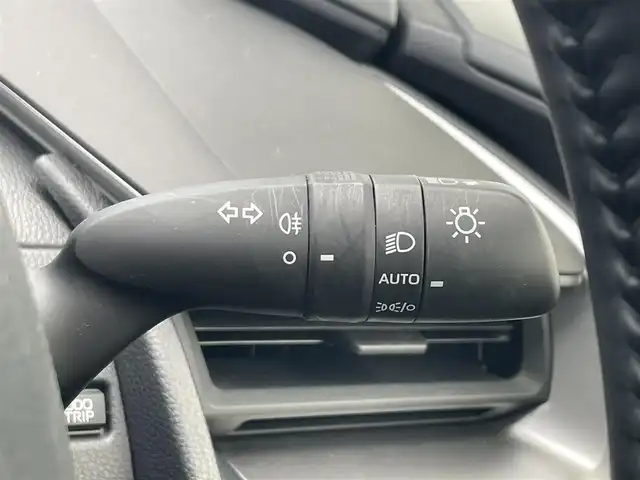 トヨタ プリウス X 滋賀県 2024(令6)年 0.7万km シルバーメタリック 社外ディスプレイオーディオ/・Bluetooth/USB/バックカメラ/革巻きステアリング/ステアリングリモコン/レーダークルコン/AC100V/トヨタセーフティセンス/・プロアクティブドライビングアシスト/・プリクラッシュセーフティー/・レーンディパーチャーアラート/・リヤクロストラフィックアラート/・ロードサインアシスト/・ブラインドスポットモニター/・クリアランスソナー/・安心降車アシスト/LEDヘッドライト/スペアキー