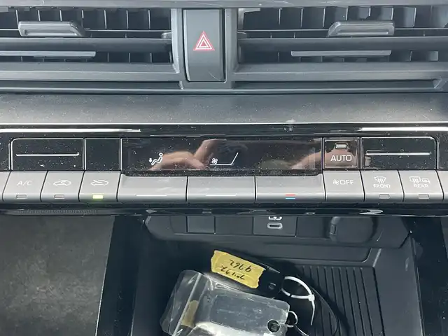 トヨタ プリウス X 滋賀県 2024(令6)年 0.7万km シルバーメタリック 社外ディスプレイオーディオ/・Bluetooth/USB/バックカメラ/革巻きステアリング/ステアリングリモコン/レーダークルコン/AC100V/トヨタセーフティセンス/・プロアクティブドライビングアシスト/・プリクラッシュセーフティー/・レーンディパーチャーアラート/・リヤクロストラフィックアラート/・ロードサインアシスト/・ブラインドスポットモニター/・クリアランスソナー/・安心降車アシスト/LEDヘッドライト/スペアキー