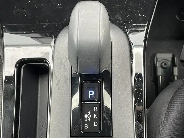 トヨタ プリウス X 滋賀県 2024(令6)年 0.7万km シルバーメタリック 社外ディスプレイオーディオ/・Bluetooth/USB/バックカメラ/革巻きステアリング/ステアリングリモコン/レーダークルコン/AC100V/トヨタセーフティセンス/・プロアクティブドライビングアシスト/・プリクラッシュセーフティー/・レーンディパーチャーアラート/・リヤクロストラフィックアラート/・ロードサインアシスト/・ブラインドスポットモニター/・クリアランスソナー/・安心降車アシスト/LEDヘッドライト/スペアキー