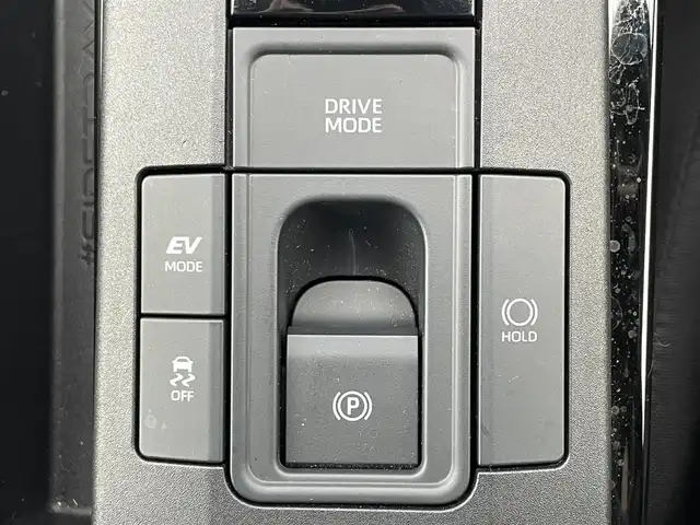 トヨタ プリウス X 滋賀県 2024(令6)年 0.7万km シルバーメタリック 社外ディスプレイオーディオ/・Bluetooth/USB/バックカメラ/革巻きステアリング/ステアリングリモコン/レーダークルコン/AC100V/トヨタセーフティセンス/・プロアクティブドライビングアシスト/・プリクラッシュセーフティー/・レーンディパーチャーアラート/・リヤクロストラフィックアラート/・ロードサインアシスト/・ブラインドスポットモニター/・クリアランスソナー/・安心降車アシスト/LEDヘッドライト/スペアキー