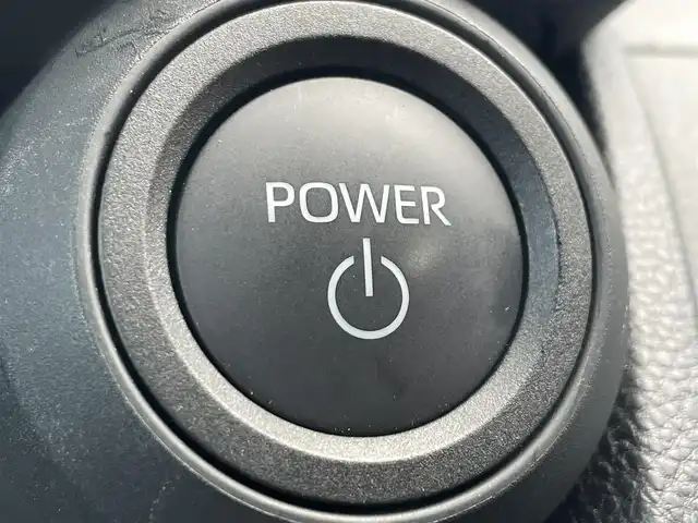 トヨタ プリウス X 滋賀県 2024(令6)年 0.7万km シルバーメタリック 社外ディスプレイオーディオ/・Bluetooth/USB/バックカメラ/革巻きステアリング/ステアリングリモコン/レーダークルコン/AC100V/トヨタセーフティセンス/・プロアクティブドライビングアシスト/・プリクラッシュセーフティー/・レーンディパーチャーアラート/・リヤクロストラフィックアラート/・ロードサインアシスト/・ブラインドスポットモニター/・クリアランスソナー/・安心降車アシスト/LEDヘッドライト/スペアキー