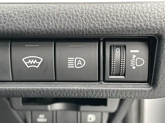 トヨタ プリウス X 滋賀県 2024(令6)年 0.7万km シルバーメタリック 社外ディスプレイオーディオ/・Bluetooth/USB/バックカメラ/革巻きステアリング/ステアリングリモコン/レーダークルコン/AC100V/トヨタセーフティセンス/・プロアクティブドライビングアシスト/・プリクラッシュセーフティー/・レーンディパーチャーアラート/・リヤクロストラフィックアラート/・ロードサインアシスト/・ブラインドスポットモニター/・クリアランスソナー/・安心降車アシスト/LEDヘッドライト/スペアキー