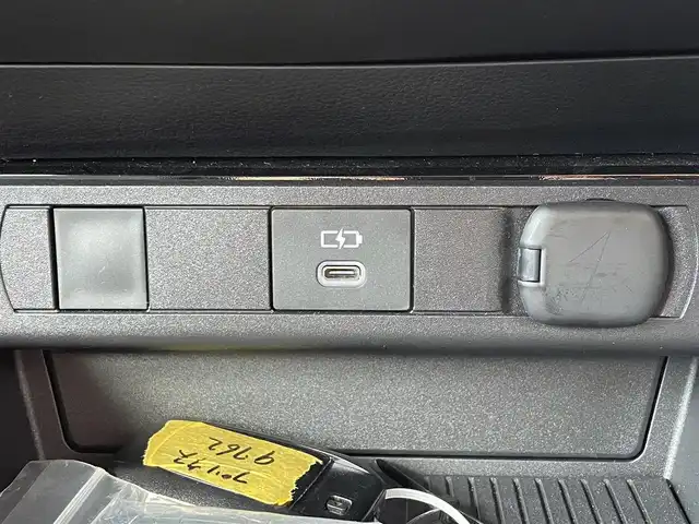 トヨタ プリウス X 滋賀県 2024(令6)年 0.7万km シルバーメタリック 社外ディスプレイオーディオ/・Bluetooth/USB/バックカメラ/革巻きステアリング/ステアリングリモコン/レーダークルコン/AC100V/トヨタセーフティセンス/・プロアクティブドライビングアシスト/・プリクラッシュセーフティー/・レーンディパーチャーアラート/・リヤクロストラフィックアラート/・ロードサインアシスト/・ブラインドスポットモニター/・クリアランスソナー/・安心降車アシスト/LEDヘッドライト/スペアキー