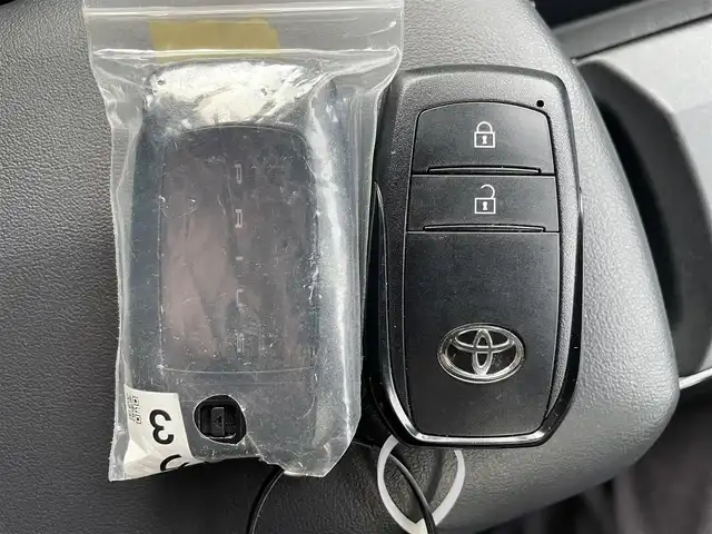 トヨタ プリウス X 滋賀県 2024(令6)年 0.7万km シルバーメタリック 社外ディスプレイオーディオ/・Bluetooth/USB/バックカメラ/革巻きステアリング/ステアリングリモコン/レーダークルコン/AC100V/トヨタセーフティセンス/・プロアクティブドライビングアシスト/・プリクラッシュセーフティー/・レーンディパーチャーアラート/・リヤクロストラフィックアラート/・ロードサインアシスト/・ブラインドスポットモニター/・クリアランスソナー/・安心降車アシスト/LEDヘッドライト/スペアキー