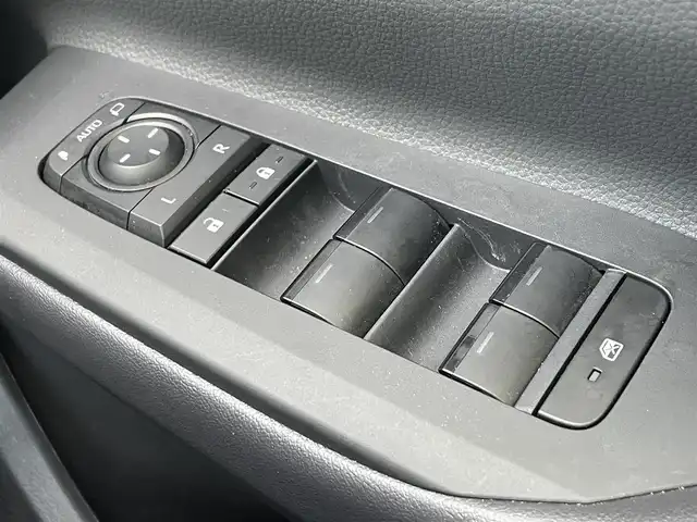 トヨタ プリウス X 滋賀県 2024(令6)年 0.7万km シルバーメタリック 社外ディスプレイオーディオ/・Bluetooth/USB/バックカメラ/革巻きステアリング/ステアリングリモコン/レーダークルコン/AC100V/トヨタセーフティセンス/・プロアクティブドライビングアシスト/・プリクラッシュセーフティー/・レーンディパーチャーアラート/・リヤクロストラフィックアラート/・ロードサインアシスト/・ブラインドスポットモニター/・クリアランスソナー/・安心降車アシスト/LEDヘッドライト/スペアキー