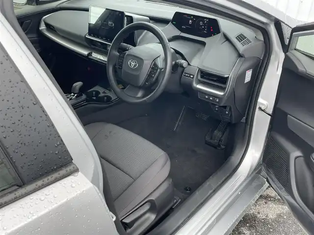 トヨタ プリウス X 滋賀県 2024(令6)年 0.7万km シルバーメタリック 社外ディスプレイオーディオ/・Bluetooth/USB/バックカメラ/革巻きステアリング/ステアリングリモコン/レーダークルコン/AC100V/トヨタセーフティセンス/・プロアクティブドライビングアシスト/・プリクラッシュセーフティー/・レーンディパーチャーアラート/・リヤクロストラフィックアラート/・ロードサインアシスト/・ブラインドスポットモニター/・クリアランスソナー/・安心降車アシスト/LEDヘッドライト/スペアキー