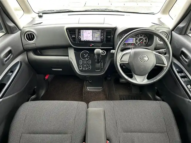 日産 デイズ ルークス ハイウェイスターX Gパッケージ 静岡県 2017(平29)年 7.6万km ホワイトパール エンジンスタートボタン/パワーステアリング/パワーウィンドウ/アイドリングストップ/ETC/スマートキー（スペアキー1本）/ AAC/純正メモリナビ（BT接続、フルセグTV、DVD再生機能）/ドライブレコーダー/ベンチシート/純正フロアマット/両側パワースライドドア/純正アルミホイール/ABS/横滑り防止装置/オートライト/オートマチックハイビーム/キセノンヘッドライト/Wエアバッグ/衝突軽減システム