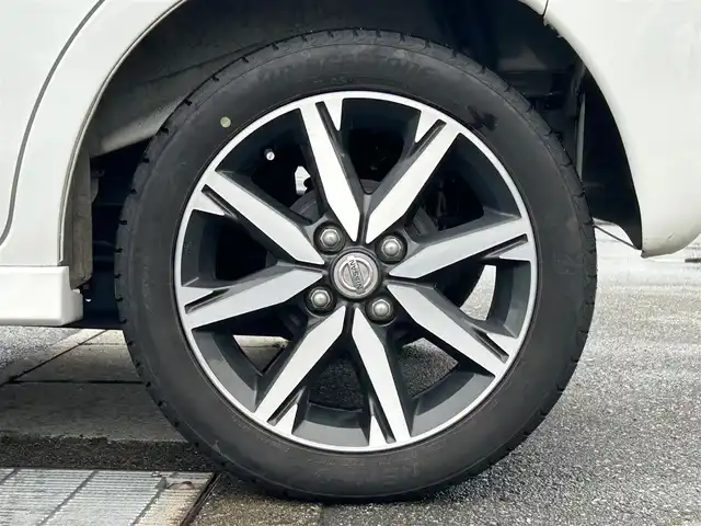日産 デイズ ルークス ハイウェイスターX Gパッケージ 静岡県 2017(平29)年 7.6万km ホワイトパール エンジンスタートボタン/パワーステアリング/パワーウィンドウ/アイドリングストップ/ETC/スマートキー（スペアキー1本）/ AAC/純正メモリナビ（BT接続、フルセグTV、DVD再生機能）/ドライブレコーダー/ベンチシート/純正フロアマット/両側パワースライドドア/純正アルミホイール/ABS/横滑り防止装置/オートライト/オートマチックハイビーム/キセノンヘッドライト/Wエアバッグ/衝突軽減システム