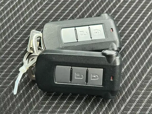 日産 デイズ ルークス ハイウェイスターX Gパッケージ 静岡県 2017(平29)年 7.6万km ホワイトパール エンジンスタートボタン/パワーステアリング/パワーウィンドウ/アイドリングストップ/ETC/スマートキー（スペアキー1本）/ AAC/純正メモリナビ（BT接続、フルセグTV、DVD再生機能）/ドライブレコーダー/ベンチシート/純正フロアマット/両側パワースライドドア/純正アルミホイール/ABS/横滑り防止装置/オートライト/オートマチックハイビーム/キセノンヘッドライト/Wエアバッグ/衝突軽減システム