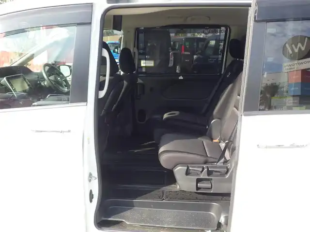 日産 セレナ ハイウェイスター Vセレクション 千葉県 2018(平30)年 5万km ブリリアントホワイトパール エマージェンシーブレーキ/両側パワースライドドア/純正SDナビ/地デジTV/【DVD/CD再生機能】/アラウンドビューモニター/フリップダウンモニター/革巻きステアリング/ETC/LEDヘッドライト/フォグライト/ウインカーミラー/コーナーセンサー/純正16インチアルミホイル/サイド/カーテンエアバッグ/インテリジェントキー