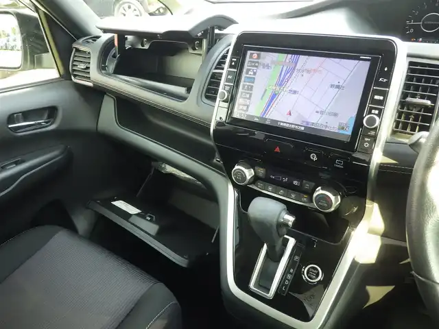 日産 セレナ ハイウェイスター Vセレクション 千葉県 2018(平30)年 5万km ブリリアントホワイトパール エマージェンシーブレーキ/両側パワースライドドア/純正SDナビ/地デジTV/【DVD/CD再生機能】/アラウンドビューモニター/フリップダウンモニター/革巻きステアリング/ETC/LEDヘッドライト/フォグライト/ウインカーミラー/コーナーセンサー/純正16インチアルミホイル/サイド/カーテンエアバッグ/インテリジェントキー