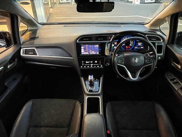 ホンダ シャトル ハイブリッド X スタイルエディション 宮城県 2016(平28)年 16.5万km クリスタルブラックパール 登録時走行距離165046km/ホンダ純正ナビ/AM・FM・Bluetooth・CD・DVD・USB/ワンオーナー/バックカメラ/アイドリングストップ/クルーズコントロール（追従なし）/プッシュスタート/ビルトインETC/純正アルミホイール/ドライブレコーダー（前後）/純正LEDヘッドライト/カーテンエアバッグ/フルフラットシート/スペアキー有/ドアバイザー/ウィンカーミラー