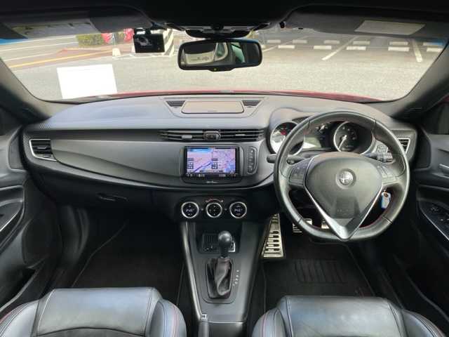 アルファロメオ ジュリエッタ ヴェローチェ 神奈川県 2017(平29)年 5.4万km 赤 ターボ/純正メモリーナビ【AVIC-RZ800】/・DTV/CD/DVD/SD/BT/USB/バックカメラ/ハーフレザーシート/前席シートヒーター/クリアランスソナー/ETC/前方ドライブレコーダー/社外17インチAW【MAK：TORINO】/パドルシフト付き革巻きステアリング/クルーズコントロール/オートライト/純正HIDヘッドライト/フロント/バックフォグ/横滑り防止機能/キーレスエントリーキー×2/電動格納ドアミラー/純正フロアマット/取扱説明書/ナビ取扱説明書/新車時保証書