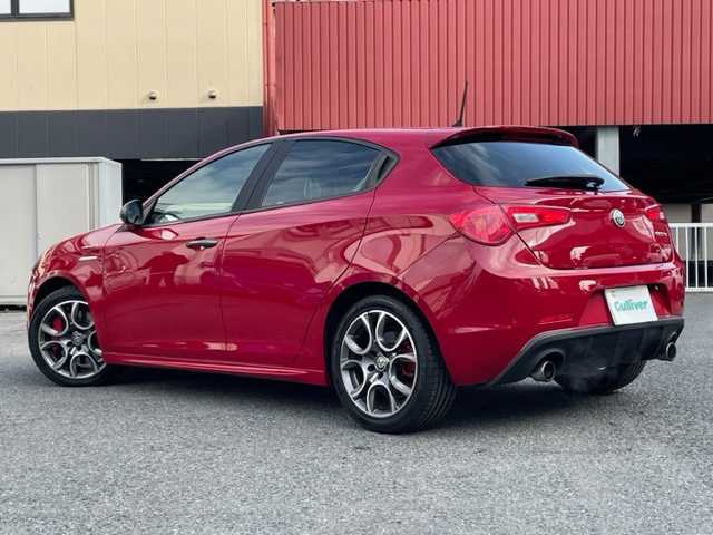 アルファロメオ ジュリエッタ ヴェローチェ 神奈川県 2017(平29)年 5.4万km 赤 ターボ/純正メモリーナビ【AVIC-RZ800】/・DTV/CD/DVD/SD/BT/USB/バックカメラ/ハーフレザーシート/前席シートヒーター/クリアランスソナー/ETC/前方ドライブレコーダー/社外17インチAW【MAK：TORINO】/パドルシフト付き革巻きステアリング/クルーズコントロール/オートライト/純正HIDヘッドライト/フロント/バックフォグ/横滑り防止機能/キーレスエントリーキー×2/電動格納ドアミラー/純正フロアマット/取扱説明書/ナビ取扱説明書/新車時保証書