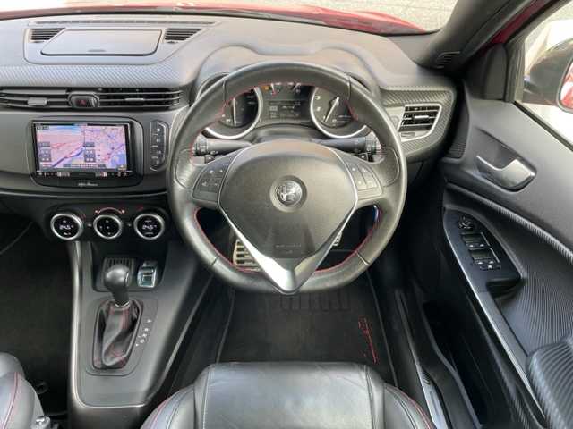 アルファロメオ ジュリエッタ ヴェローチェ 神奈川県 2017(平29)年 5.4万km 赤 ターボ/純正メモリーナビ【AVIC-RZ800】/・DTV/CD/DVD/SD/BT/USB/バックカメラ/ハーフレザーシート/前席シートヒーター/クリアランスソナー/ETC/前方ドライブレコーダー/社外17インチAW【MAK：TORINO】/パドルシフト付き革巻きステアリング/クルーズコントロール/オートライト/純正HIDヘッドライト/フロント/バックフォグ/横滑り防止機能/キーレスエントリーキー×2/電動格納ドアミラー/純正フロアマット/取扱説明書/ナビ取扱説明書/新車時保証書