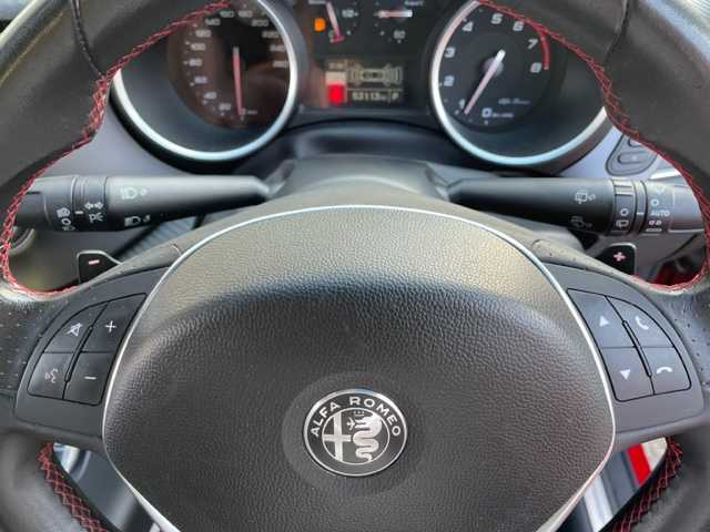 アルファロメオ ジュリエッタ ヴェローチェ 神奈川県 2017(平29)年 5.4万km 赤 ターボ/純正メモリーナビ【AVIC-RZ800】/・DTV/CD/DVD/SD/BT/USB/バックカメラ/ハーフレザーシート/前席シートヒーター/クリアランスソナー/ETC/前方ドライブレコーダー/社外17インチAW【MAK：TORINO】/パドルシフト付き革巻きステアリング/クルーズコントロール/オートライト/純正HIDヘッドライト/フロント/バックフォグ/横滑り防止機能/キーレスエントリーキー×2/電動格納ドアミラー/純正フロアマット/取扱説明書/ナビ取扱説明書/新車時保証書