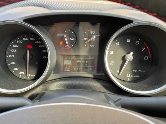 アルファロメオ ジュリエッタ ヴェローチェ 神奈川県 2017(平29)年 5.4万km 赤 ターボ/純正メモリーナビ【AVIC-RZ800】/・DTV/CD/DVD/SD/BT/USB/バックカメラ/ハーフレザーシート/前席シートヒーター/クリアランスソナー/ETC/前方ドライブレコーダー/社外17インチAW【MAK：TORINO】/パドルシフト付き革巻きステアリング/クルーズコントロール/オートライト/純正HIDヘッドライト/フロント/バックフォグ/横滑り防止機能/キーレスエントリーキー×2/電動格納ドアミラー/純正フロアマット/取扱説明書/ナビ取扱説明書/新車時保証書