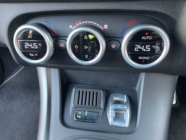 アルファロメオ ジュリエッタ ヴェローチェ 神奈川県 2017(平29)年 5.4万km 赤 ターボ/純正メモリーナビ【AVIC-RZ800】/・DTV/CD/DVD/SD/BT/USB/バックカメラ/ハーフレザーシート/前席シートヒーター/クリアランスソナー/ETC/前方ドライブレコーダー/社外17インチAW【MAK：TORINO】/パドルシフト付き革巻きステアリング/クルーズコントロール/オートライト/純正HIDヘッドライト/フロント/バックフォグ/横滑り防止機能/キーレスエントリーキー×2/電動格納ドアミラー/純正フロアマット/取扱説明書/ナビ取扱説明書/新車時保証書