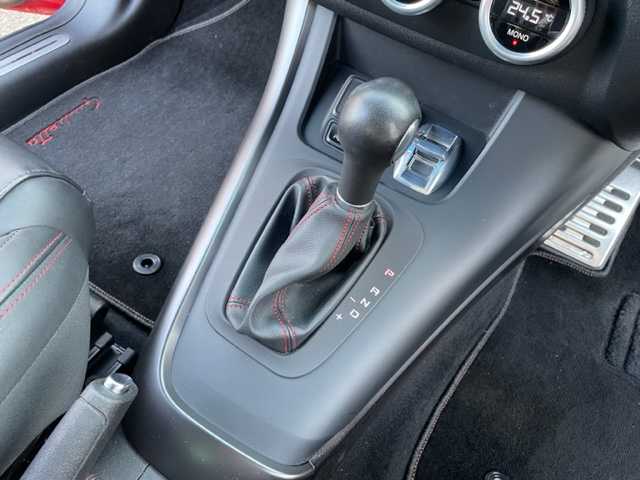 アルファロメオ ジュリエッタ ヴェローチェ 神奈川県 2017(平29)年 5.4万km 赤 ターボ/純正メモリーナビ【AVIC-RZ800】/・DTV/CD/DVD/SD/BT/USB/バックカメラ/ハーフレザーシート/前席シートヒーター/クリアランスソナー/ETC/前方ドライブレコーダー/社外17インチAW【MAK：TORINO】/パドルシフト付き革巻きステアリング/クルーズコントロール/オートライト/純正HIDヘッドライト/フロント/バックフォグ/横滑り防止機能/キーレスエントリーキー×2/電動格納ドアミラー/純正フロアマット/取扱説明書/ナビ取扱説明書/新車時保証書