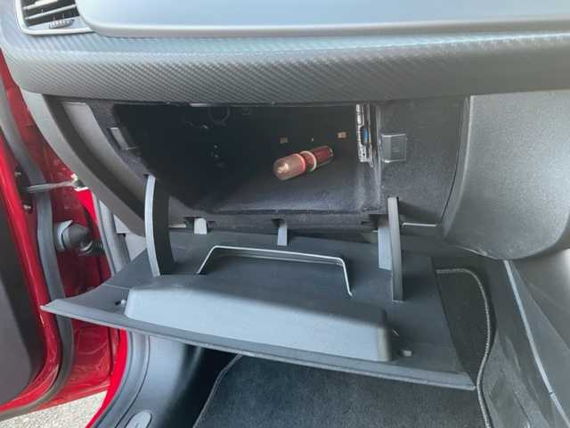 アルファロメオ ジュリエッタ ヴェローチェ 神奈川県 2017(平29)年 5.4万km 赤 ターボ/純正メモリーナビ【AVIC-RZ800】/・DTV/CD/DVD/SD/BT/USB/バックカメラ/ハーフレザーシート/前席シートヒーター/クリアランスソナー/ETC/前方ドライブレコーダー/社外17インチAW【MAK：TORINO】/パドルシフト付き革巻きステアリング/クルーズコントロール/オートライト/純正HIDヘッドライト/フロント/バックフォグ/横滑り防止機能/キーレスエントリーキー×2/電動格納ドアミラー/純正フロアマット/取扱説明書/ナビ取扱説明書/新車時保証書