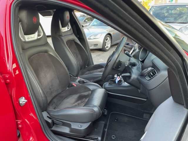 アルファロメオ ジュリエッタ ヴェローチェ 神奈川県 2017(平29)年 5.4万km 赤 ターボ/純正メモリーナビ【AVIC-RZ800】/・DTV/CD/DVD/SD/BT/USB/バックカメラ/ハーフレザーシート/前席シートヒーター/クリアランスソナー/ETC/前方ドライブレコーダー/社外17インチAW【MAK：TORINO】/パドルシフト付き革巻きステアリング/クルーズコントロール/オートライト/純正HIDヘッドライト/フロント/バックフォグ/横滑り防止機能/キーレスエントリーキー×2/電動格納ドアミラー/純正フロアマット/取扱説明書/ナビ取扱説明書/新車時保証書