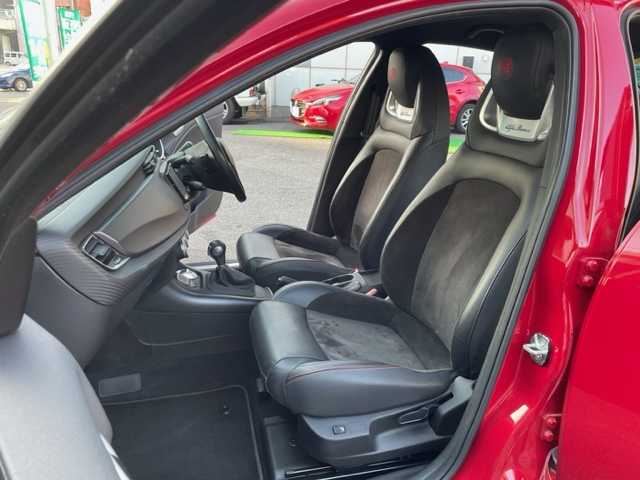 アルファロメオ ジュリエッタ ヴェローチェ 神奈川県 2017(平29)年 5.4万km 赤 ターボ/純正メモリーナビ【AVIC-RZ800】/・DTV/CD/DVD/SD/BT/USB/バックカメラ/ハーフレザーシート/前席シートヒーター/クリアランスソナー/ETC/前方ドライブレコーダー/社外17インチAW【MAK：TORINO】/パドルシフト付き革巻きステアリング/クルーズコントロール/オートライト/純正HIDヘッドライト/フロント/バックフォグ/横滑り防止機能/キーレスエントリーキー×2/電動格納ドアミラー/純正フロアマット/取扱説明書/ナビ取扱説明書/新車時保証書