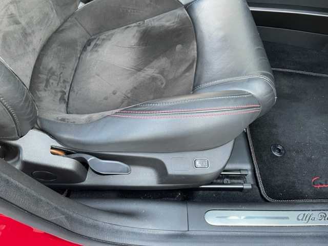 アルファロメオ ジュリエッタ ヴェローチェ 神奈川県 2017(平29)年 5.4万km 赤 ターボ/純正メモリーナビ【AVIC-RZ800】/・DTV/CD/DVD/SD/BT/USB/バックカメラ/ハーフレザーシート/前席シートヒーター/クリアランスソナー/ETC/前方ドライブレコーダー/社外17インチAW【MAK：TORINO】/パドルシフト付き革巻きステアリング/クルーズコントロール/オートライト/純正HIDヘッドライト/フロント/バックフォグ/横滑り防止機能/キーレスエントリーキー×2/電動格納ドアミラー/純正フロアマット/取扱説明書/ナビ取扱説明書/新車時保証書