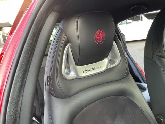 アルファロメオ ジュリエッタ ヴェローチェ 神奈川県 2017(平29)年 5.4万km 赤 ターボ/純正メモリーナビ【AVIC-RZ800】/・DTV/CD/DVD/SD/BT/USB/バックカメラ/ハーフレザーシート/前席シートヒーター/クリアランスソナー/ETC/前方ドライブレコーダー/社外17インチAW【MAK：TORINO】/パドルシフト付き革巻きステアリング/クルーズコントロール/オートライト/純正HIDヘッドライト/フロント/バックフォグ/横滑り防止機能/キーレスエントリーキー×2/電動格納ドアミラー/純正フロアマット/取扱説明書/ナビ取扱説明書/新車時保証書