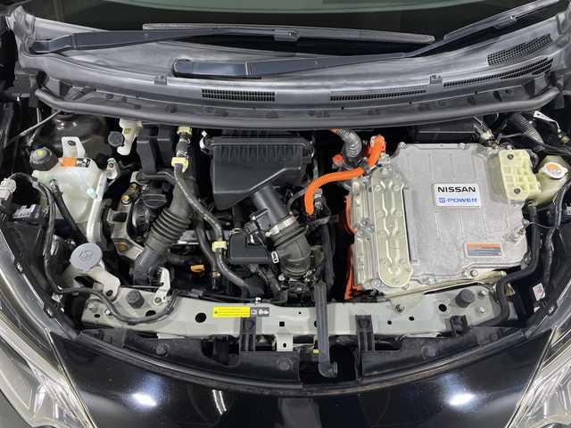 日産 ノート e－パワー X 神奈川県 2019(令1)年 4.7万km スーパーブラック 純正SDナビ【MM318D-W】/Bluetooth・AM・FM・CD・DVD・AUX/インテリジェントアラウンドビューモニター/バックカメラ/ETC/純正ドライブレコーダー/純正フロアマット/ステアリングスイッチ/デジタルインナーミラー/プッシュスタート/スマートキー/スペアキー1本/LEDヘッドライト/オートライト/純正15インチアルミホイール/ドアバイザー/インテリジェントエマージェンシーブレーキ/車線逸脱警報/踏み間違い衝突防止アシスト/フロント・バックソナー