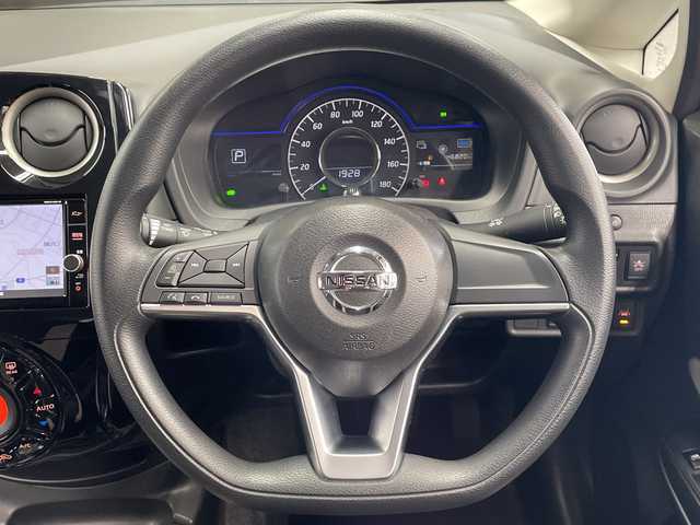 日産 ノート e－パワー X 神奈川県 2019(令1)年 4.7万km スーパーブラック 純正SDナビ【MM318D-W】/Bluetooth・AM・FM・CD・DVD・AUX/インテリジェントアラウンドビューモニター/バックカメラ/ETC/純正ドライブレコーダー/純正フロアマット/ステアリングスイッチ/デジタルインナーミラー/プッシュスタート/スマートキー/スペアキー1本/LEDヘッドライト/オートライト/純正15インチアルミホイール/ドアバイザー/インテリジェントエマージェンシーブレーキ/車線逸脱警報/踏み間違い衝突防止アシスト/フロント・バックソナー